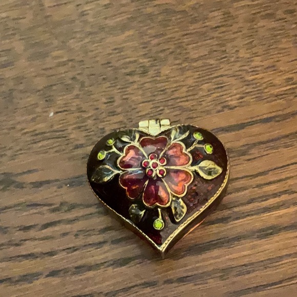 Beautiful enamel heart box. Mint condition, very nice “Limoges style “. Colors - Picture 1 of 6